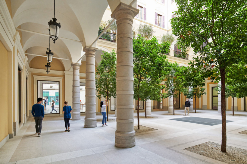 Apple Via del Corso 零售店的庭院。