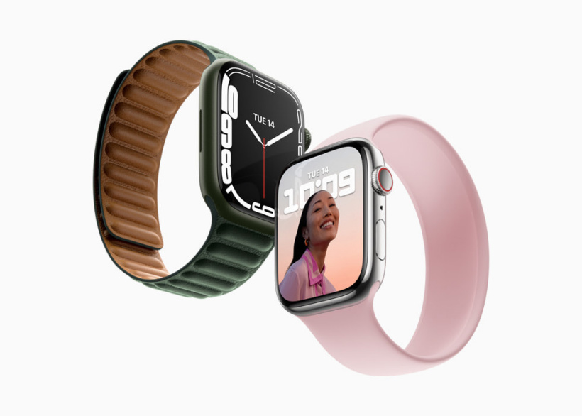 配有两种不同颜色表带的 Apple Watch Series 7。