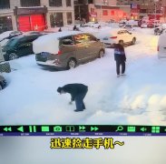 女子手机掉落 被叔叔踢进雪堆